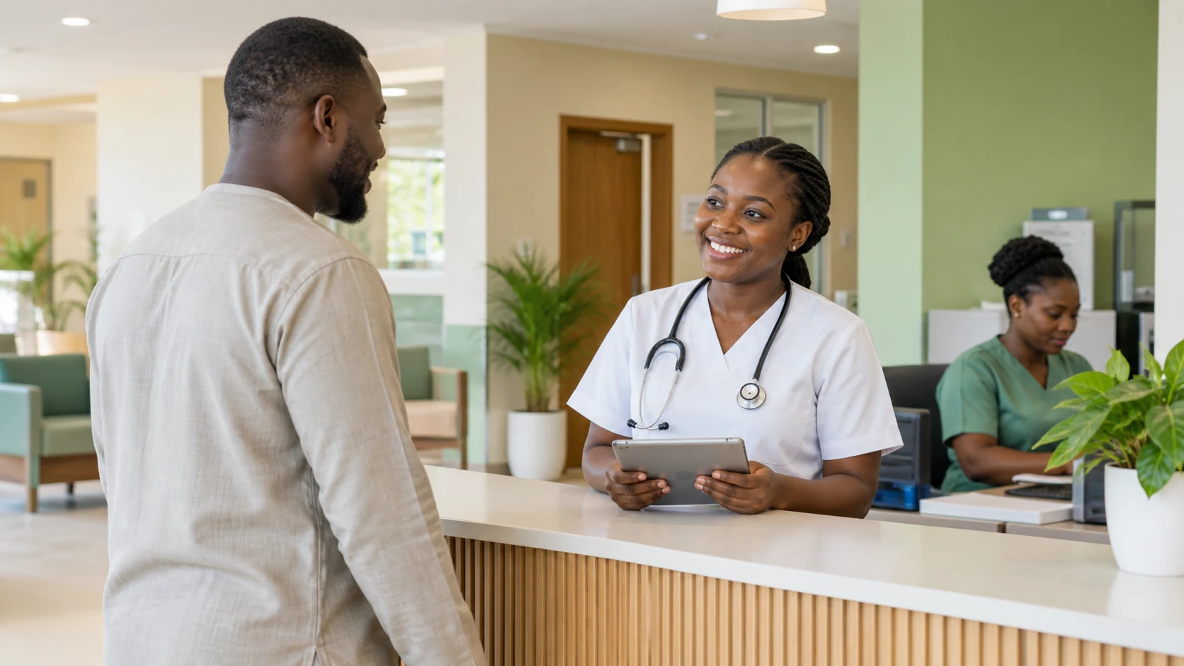 Une professionnelle de santé accueille un visiteur dans un centre médical institutionnel.